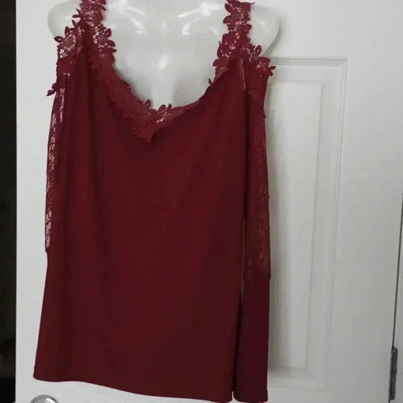 💙🏍Burgundy top  Pickaboo Short Sleeves and lace - Picture 4 of 9